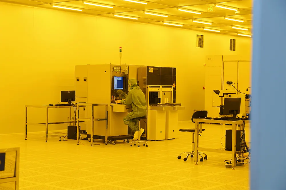 Microwave integrated circuit chip